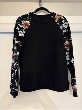 SHEIN Black Sweatshirt with Floral Raglan Sleeves